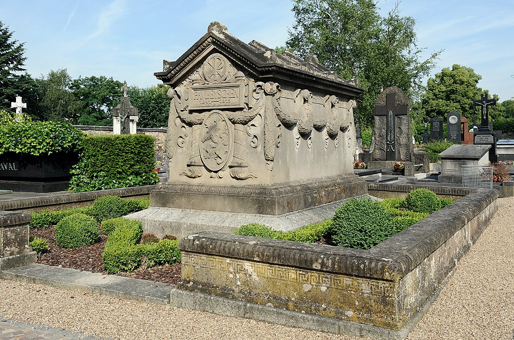 https://commons.wikimedia.org/wiki/File:Luxemb_Paul_Eyschen_tomb.jpg